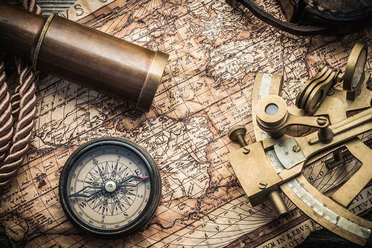 Seekarte mit Sextant, Kompass und Fernrohr